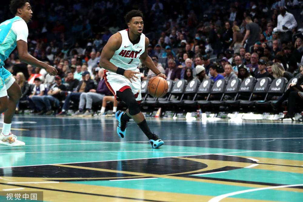 与年轻中场 与年轻中场